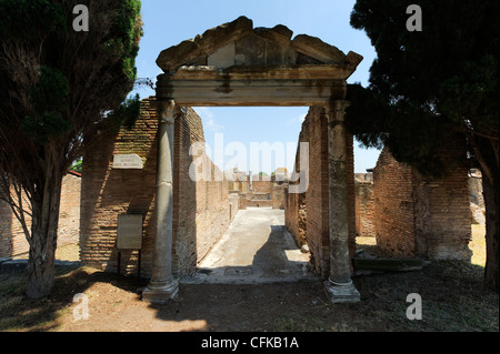 Ostia Antica. Le Latium. L'Italie. Vue sur la majestueuse entrée de la Maison de la véranda qui est constitué de colonnes soutenant une Banque D'Images