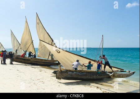 Les pêcheurs préparent leurs 'traditionnel' Ngalawa double-outrigger pour une régate de bateaux à Stone Town Zanzibar Tanzanie Banque D'Images