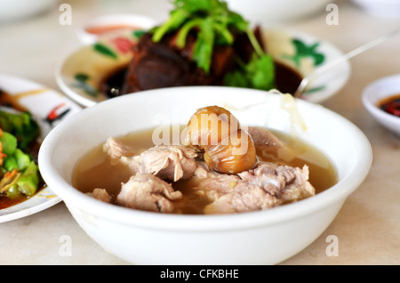 Ragoût de porc malaisien et à base de soupe soupe épicée, poivrée (bak kut teh) Banque D'Images