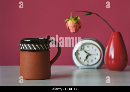 Mug marron et réveil indiquant 7h00 Banque D'Images