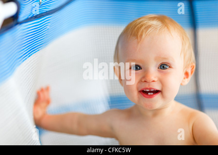 Portrait of happy baby dans un parc pour enfants Banque D'Images