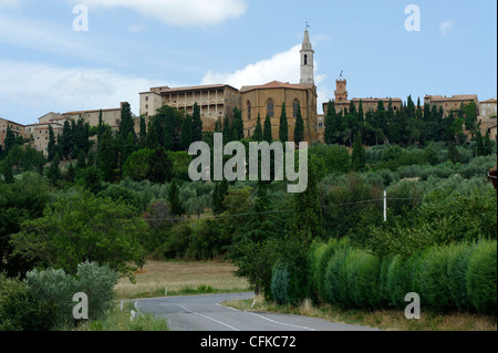 Pienza. La toscane. L'Italie. Vue de l'arrière de la Cathédrale et son clocher à côté se trouve le Palazzo Piccolomini avec ses Banque D'Images