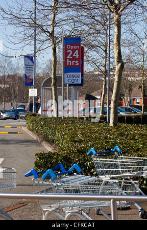 En chariots de supermarché Tesco extra parking ouvert 24h sur 24. Banque D'Images