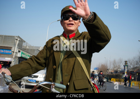 Un homme porte un costume qu'il portait pendant la Révolution Culturelle (1966-1976) en tant que membre de factions rebelles à Beijing, Chine. 2012 Banque D'Images