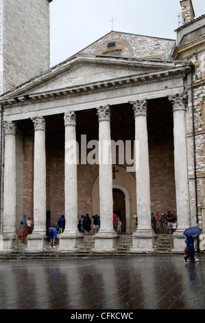 Assise. L'Ombrie. L'Italie. Vue sur l'église Santa Maria Sopra Minerva (St. Marie sur Minerva) qui intègre les colonnes corinthiennes Banque D'Images