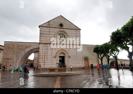 Assise. L'Ombrie. L'Italie. Vue de la 13e siècle Gothic Basilica di Santa Chiara ou Basilique de Sainte Claire. Banque D'Images