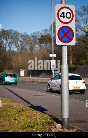 La limite de vitesse de 40 mi/h et aucun signe d'arrêt près de la jonction de route sur l'A48 road,cardiff newport,Pays de Galles, Royaume-Uni Banque D'Images