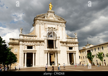 Assise. L'Ombrie. L'Italie. Vue de la façade du 16ème siècle, Basilique de Santa Maria degli Angeli (église de Sainte Marie de la Banque D'Images