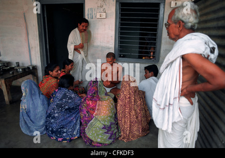 Les dévots sont jaïn en donnant de la nourriture à un moine (Inde) Banque D'Images