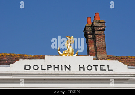 Feuilles d'or sculpture de dauphin et l'ancre et des cheminées sur ce qui était autrefois l'hôtel Dolphin, Chichester. Banque D'Images