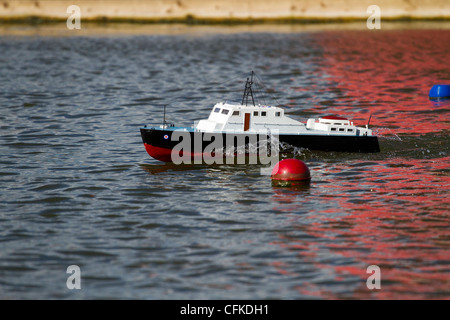 Bateau à voile sur le lac de plaisance à Goole, North Humberside, Royaume-Uni Banque D'Images