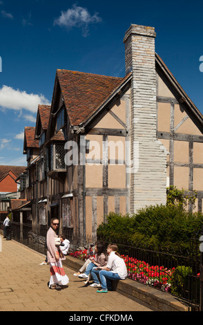 Le Warwickshire, Stratford sur Avon, Henley Street, les visiteurs se reposant à l'extérieur de la maison natale de Shakespeare Banque D'Images