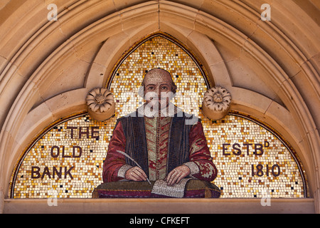 Le Warwickshire, Stratford sur Avon, Chapel Street, old Bank Building, mosaïque de Shakespeare au-dessus de la porte Banque D'Images