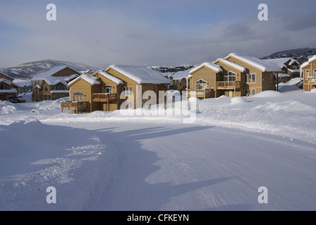 Maisons modernes maisons condos maisons bâtiments Colorado Rockies hiver neige glace marron blanc bleu glaçon toit météo de logement Banque D'Images