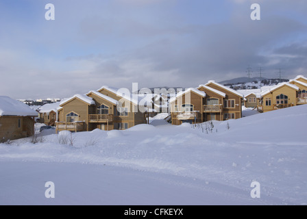 Maisons modernes maisons condos maisons bâtiments Colorado Rockies hiver neige glace marron blanc bleu glaçon toit météo de logement Banque D'Images