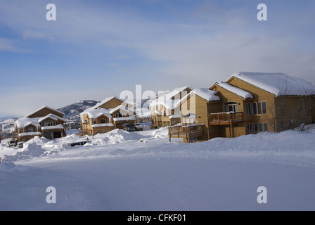 Maisons modernes maisons condos maisons bâtiments Colorado Rockies hiver neige glace marron blanc bleu glaçon toit météo de logement Banque D'Images