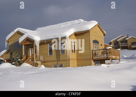 Maisons modernes maisons condos maisons bâtiments Colorado Rockies hiver neige glace marron blanc bleu glaçon toit météo de logement Banque D'Images