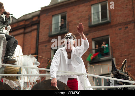 Homme habillé comme un médecin à la foule lors de vœux parade Banque D'Images