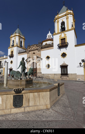 Plaza de Socorro une grande Plaza dans le centre de Ronda montrant l'église paroissiale de Socorro, Andalousie, espagne. Banque D'Images