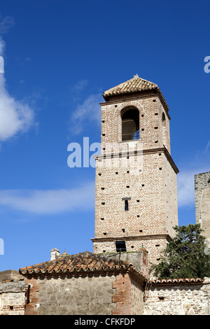 Tour du château arabe sur une colline surplombant la ville de Malaga, Andalousie, Espagne Banque D'Images