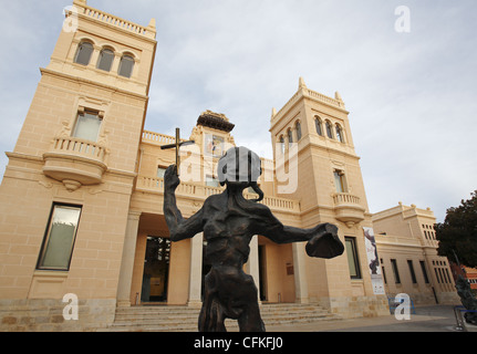 Saint Jean le Baptiste sculpture de Salvador Dali en face du musée archéologique d'Alicante, Alicante, Espagne Banque D'Images