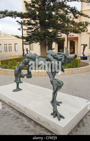 La sculpture de l'éléphant cosmique par Salvador Dali en face du musée archéologique d'Alicante, Alicante, Espagne Banque D'Images