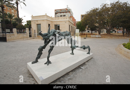 La sculpture de l'éléphant cosmique par Salvador Dali en face du musée archéologique d'Alicante, Alicante, Espagne Banque D'Images