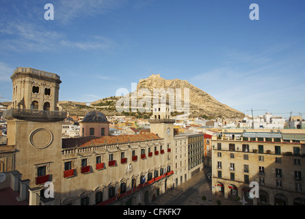 L'Hôtel de Ville (Ayuntamiento) avec le château de Santa Bárbara en arrière-plan, Alicante, Espagne Banque D'Images