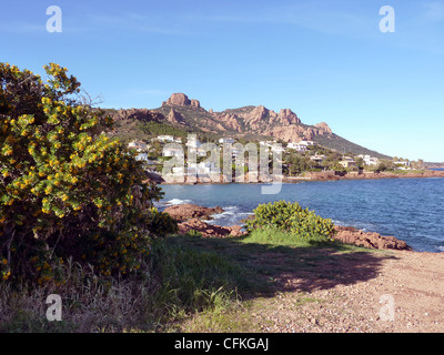 Vue d'un village à l'Esterel, au sud de la France, par beau temps Banque D'Images