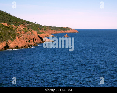 Le rouge de l'Estérel, au sud de la France, et la mer Méditerranée par le coucher du soleil Banque D'Images