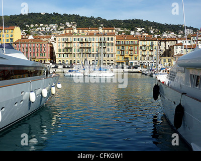 Vue sur le vieux port de Nice, France, entre deux grands yachts et par beau temps Banque D'Images