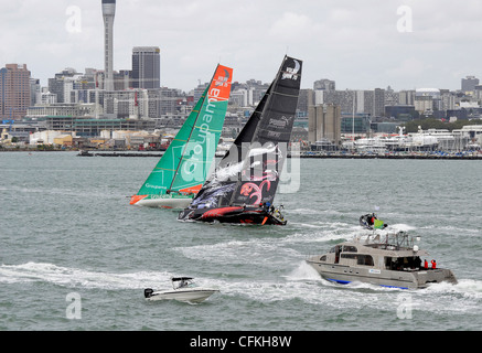 2012 Volvo Ocean Race Puma et Groupama, candidats à la tête de la finale, au port d'Auckland, le 17 mars course Banque D'Images