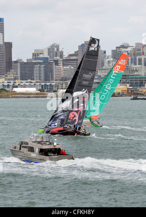 2012 Volvo Ocean Race Puma et Groupama, candidats à la tête de la finale, au port d'Auckland, le 17 mars course Banque D'Images