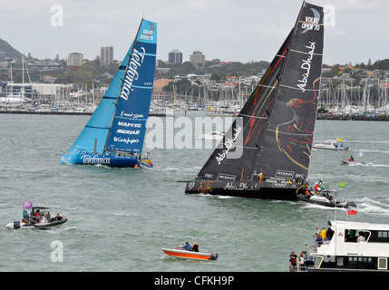 2012 Volvo Ocean Race Telefonica et Abu Dhabi les concurrents en compétition durant la course au port d'Auckland, samedi 17 mars Banque D'Images