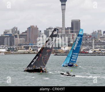 2012 Volvo Ocean Race Telefonica et Abu Dhabi les concurrents en compétition durant la course au port d'Auckland, samedi 17 mars Banque D'Images