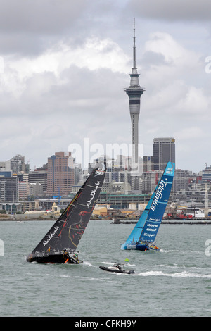 2012 Volvo Ocean Race Telefonica et Abu Dhabi les concurrents en compétition durant la course au port d'Auckland, samedi 17 mars Banque D'Images