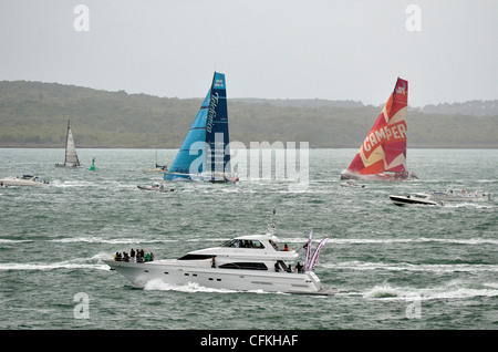 2012 Volvo Ocean Race Telefonica et camper les candidats à partir d'Auckland pour l'océan Austral, le dimanche 18 mars 2012 Banque D'Images