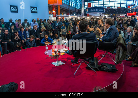 Paris, France, audience à l'écoute de la table ronde sur scène au salon français du livre, salon du livre, convention nationale france, édition Banque D'Images
