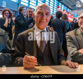 Paris, France, 'Stéphen Hessel', écrivain français, signature de livres à Paris 'Salon du livre', Salon du livre, Banque D'Images