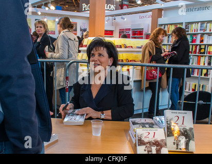 Paris, France, écrivain français américain de promotion du livre, au salon du livre, Anne Sinclair, journaliste, écrivain,(Ex-épouse de D.S.Kahn), Convention nationale france, livre français Banque D'Images