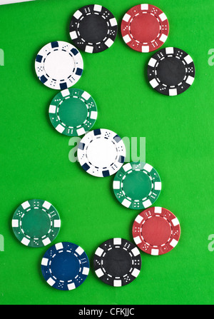Compteurs pour le jeu dans un casino sur un fond vert Banque D'Images