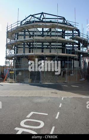 Nouveau bâtiment en construction avec des échafaudages. Banque D'Images