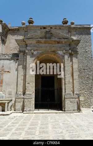 Erice. La Sicile. L'Italie. Vue de l'ancienne église du 15ème siècle de San Domenico avec porche classique. L'église est maintenant utilisé comme Banque D'Images