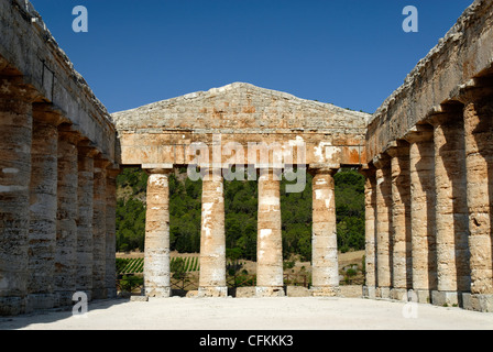 Segesta. La Sicile. L'Italie. Vue vers l'arrière de l'intérieur de l'ancien grec classique temple dorique de Ségeste Banque D'Images