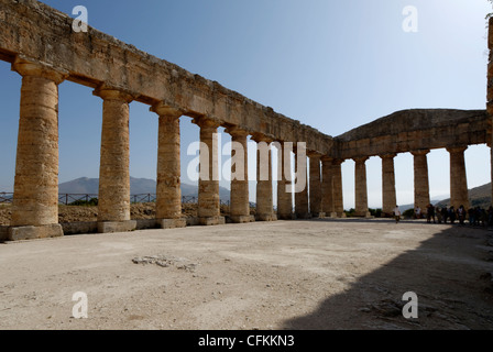 Segesta. La Sicile. L'Italie. Vue vers l'avant de l'intérieur de l'époque classique grecque antique temple dorique de Ségeste Banque D'Images