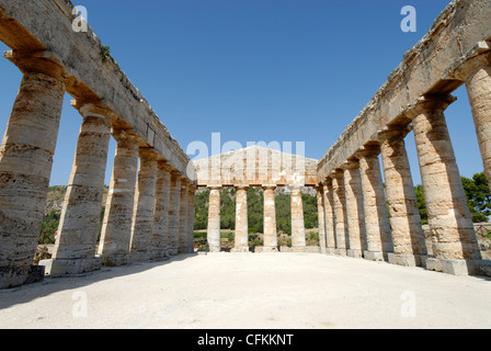 La Sicile. L'Italie. Vue vers l'arrière de l'intérieur de l'ancien grec classique temple dorique de Ségeste Banque D'Images