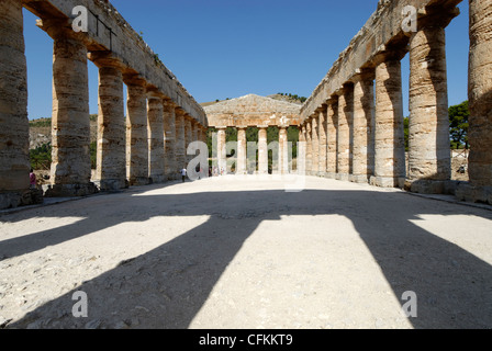 La Sicile. L'Italie. Vue vers l'arrière de l'intérieur de l'ancien grec classique temple dorique de Ségeste Banque D'Images