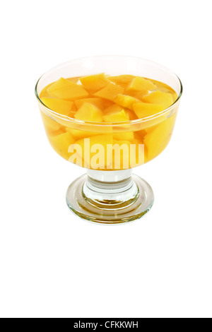 Compote Orange pêche en verre isolé sur fond blanc Banque D'Images