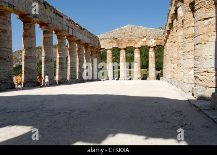 La Sicile. L'Italie. Vue vers l'arrière de l'intérieur de l'ancien grec classique temple dorique de Ségeste Banque D'Images