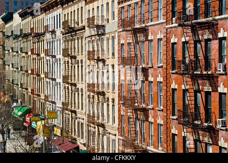 Le feu s'échappe sur l'immeuble d'habitation dans le quartier de Harlem, New York City. Banque D'Images